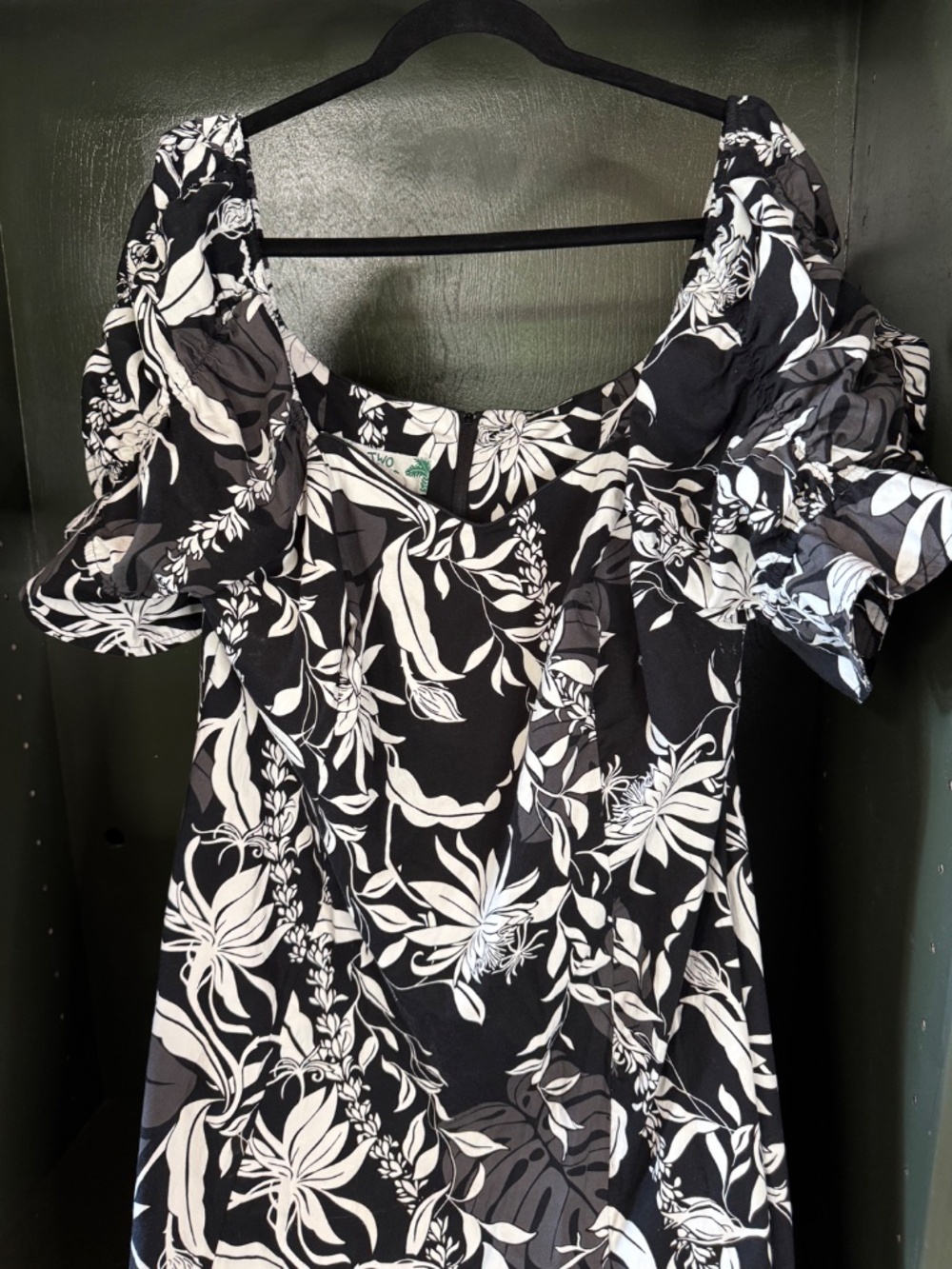 Two Palms Hawaiian Black and White Floral Muumuu Cotton Dress Size Large Vintage